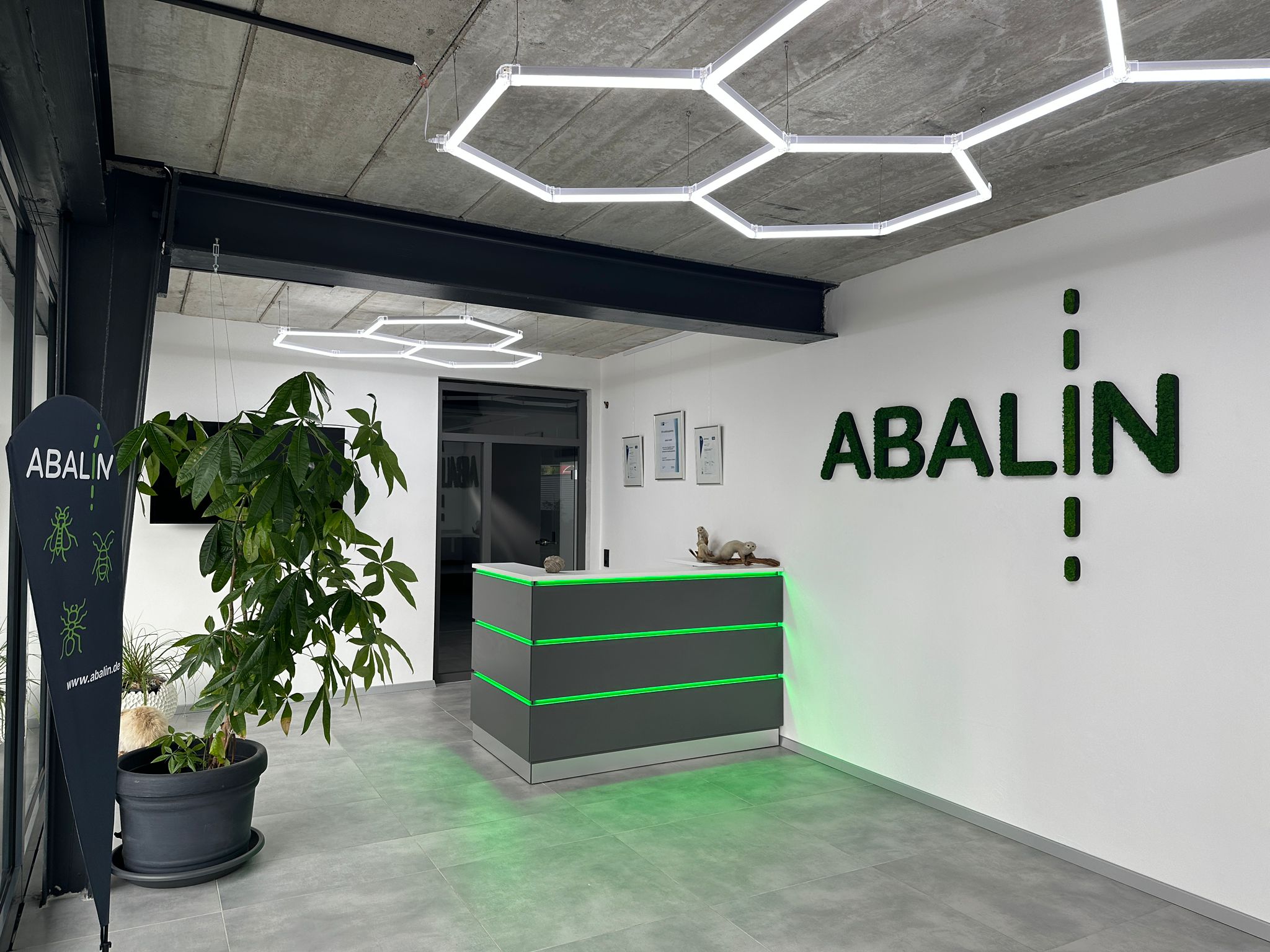 abalin Firmengebäude mit Blick auf Empfangsbereich